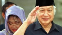 690cbac2c7ae1-ilustrasi-foto-soeharto_1265_711-768x432