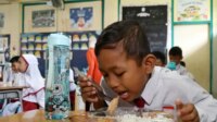 Anak-anak-menikmati-sajian-Program-Makan-Bergizi-Gratis-MBG
