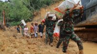 Prajurit-TNI-Bawa-Bantuan-Lewati-Rintangan-untuk-Warga-Terisolir_20251204_072510