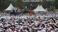shalat-jumat-aksi-damai-212-di-monas_20161202_143434