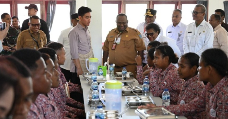 kunjungi-papua-gibran-cek-sekolah-hingga-borong-ikan_297017