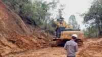 pembukaan-akses-jalan-di-perbatasan-kabupaten-tapanuli-utaratapanuli-tengah-guna-mempercepat-distribusi-logistik-dan-mobilisas-1766110439389_169