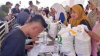 Penyaluran-bantuan-pangan-beras-di-Balai-Desa-Sumberpinang-Kecamatan-Pakusari-Jember