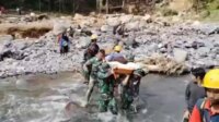 Prajurit-TNI-Tandu-Ibu-Hamil-Korban-Banjir